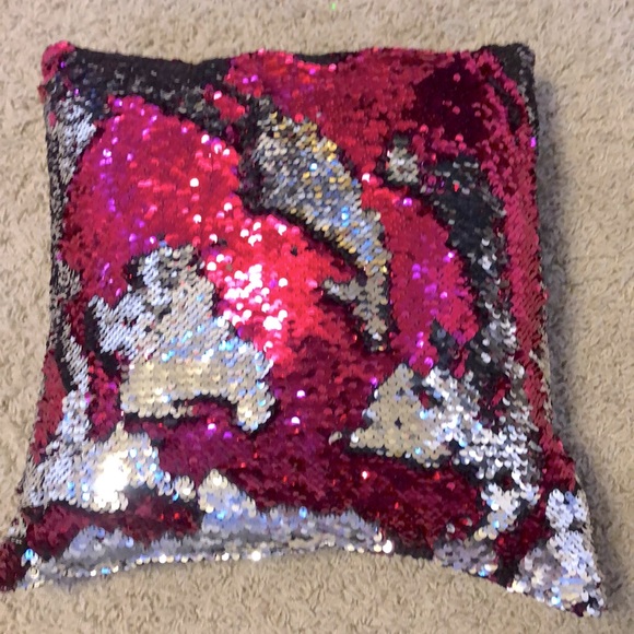 This sequence pink and silver pillow - Picture 4 of 4